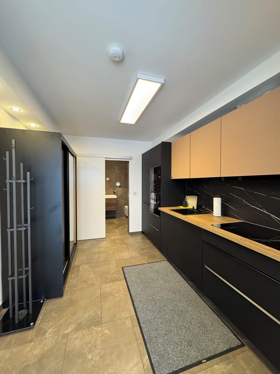 Comfort House | Private kitchen | Fridge, microwave, oven, stovetop