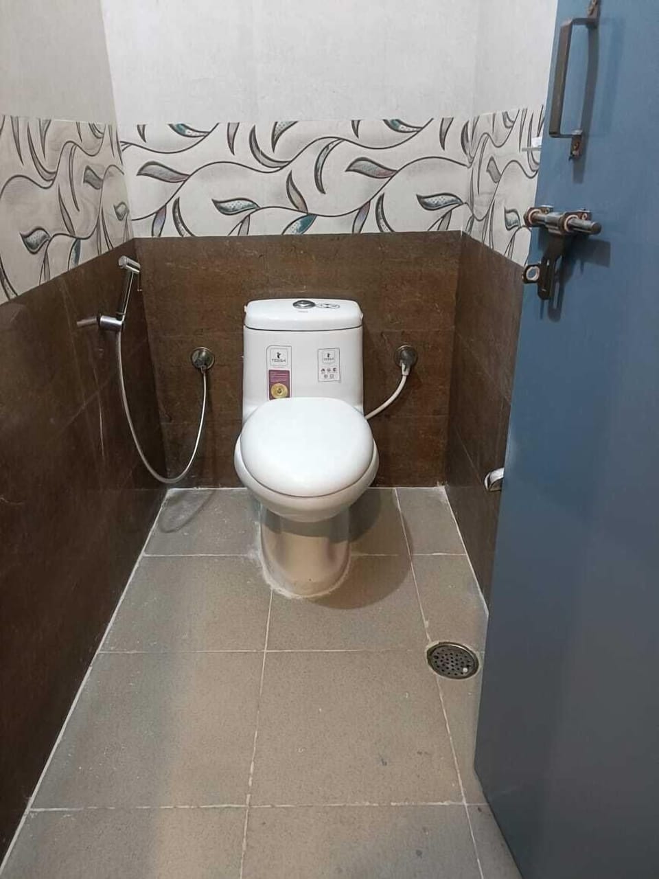 Shower, rainfall showerhead, free toiletries, towels