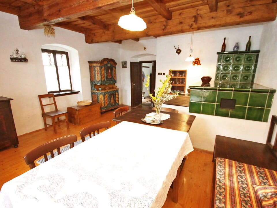 Room, Property, Furniture, Building, Interior Design, Ceiling, House, Table, Real Estate, Floor