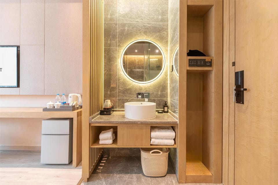 Deluxe Queen Room | Bathroom | Shower, rainfall showerhead, free toiletries, hair dryer