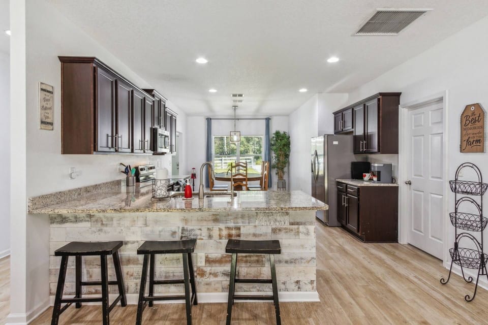 Have a seat at the kitchen counter and chat while cooking!