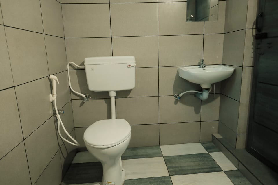 Basic Double Room, Garden View | Bathroom | Towels, soap, shampoo