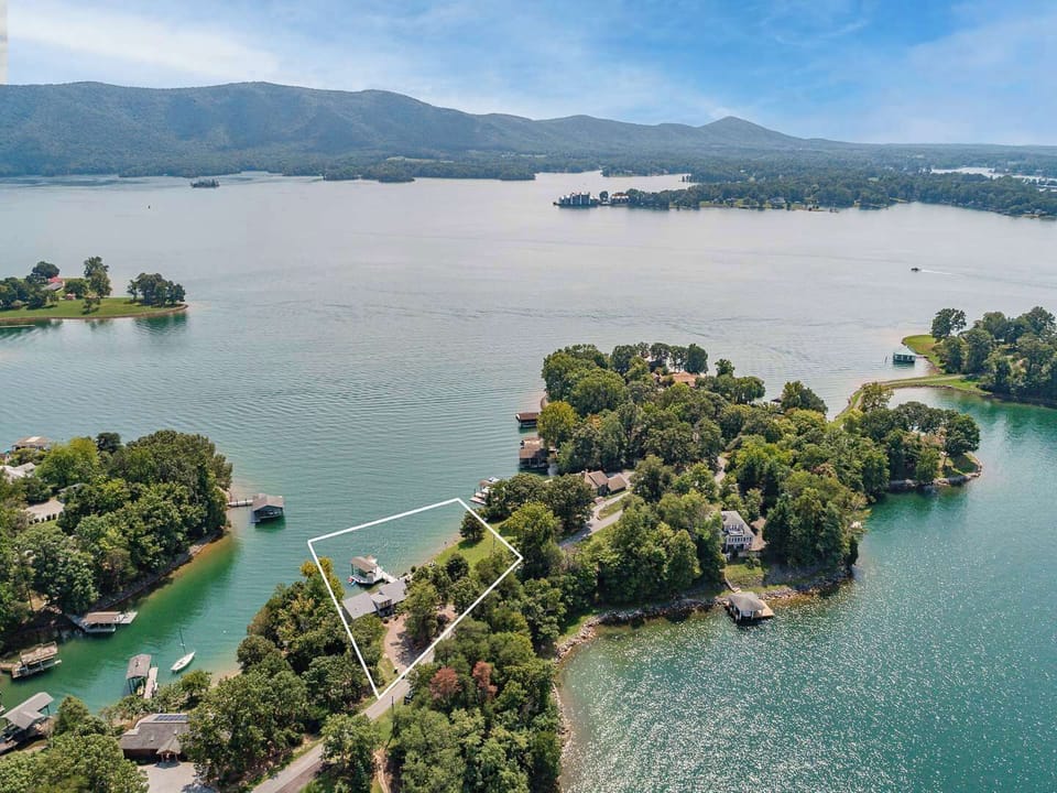 Distance to the beach and aerial view of the area