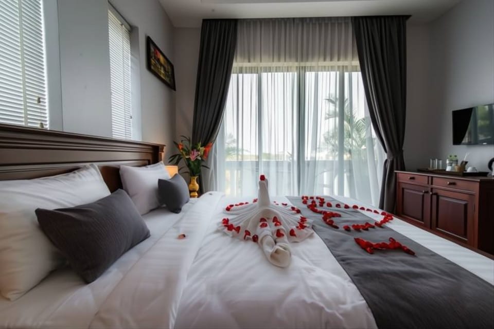 Deluxe Single Room, Balcony, City View | Hypo-allergenic bedding, desk, laptop workspace, bed sheets