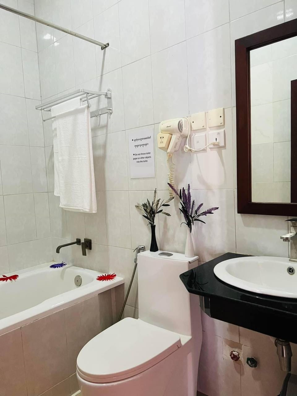 Deluxe Single Room, Balcony, City View | Bathroom | Free toiletries, hair dryer, towels, soap