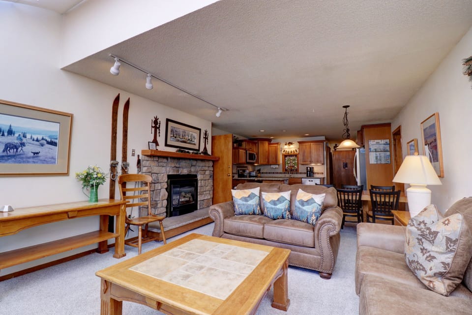 Condo, 3 Bedrooms | Living area