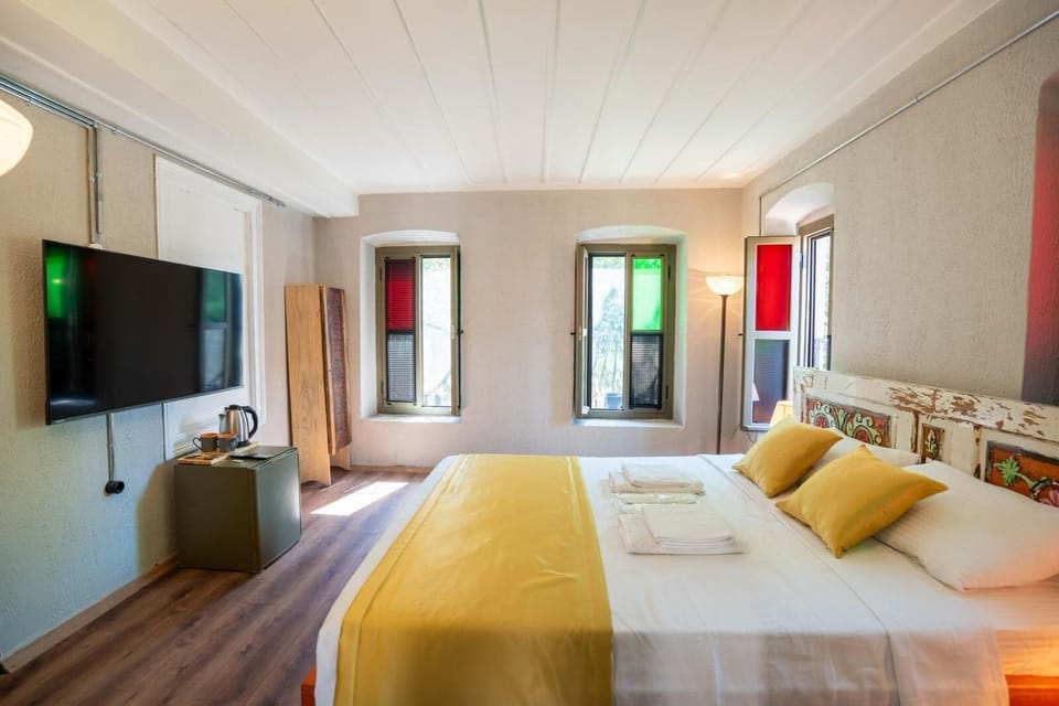 Comfort Room | Minibar, blackout drapes, iron/ironing board, free WiFi