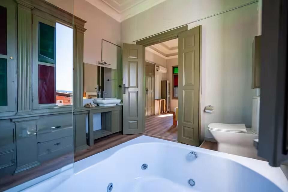 Premium Room | Bathroom | Combined shower/tub, jetted tub, free toiletries, hair dryer