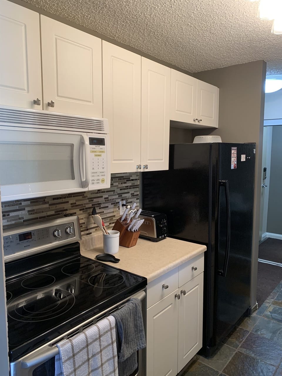 Full kitchen with all the appliances and kitchen tools you will need for a overnight or longer stay.