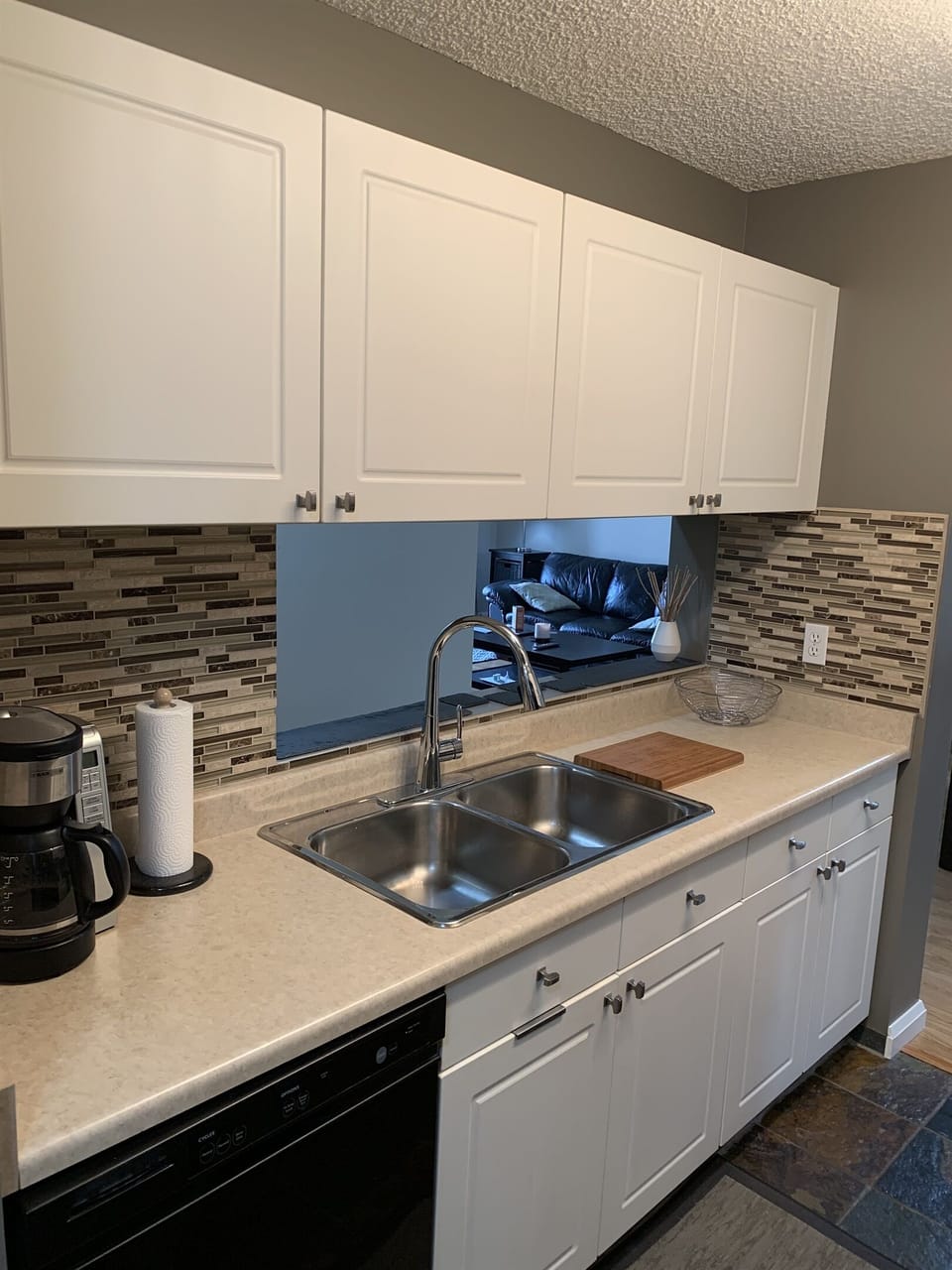 Full kitchen with all the appliances and kitchen tools you will need for a overnight or longer stay.