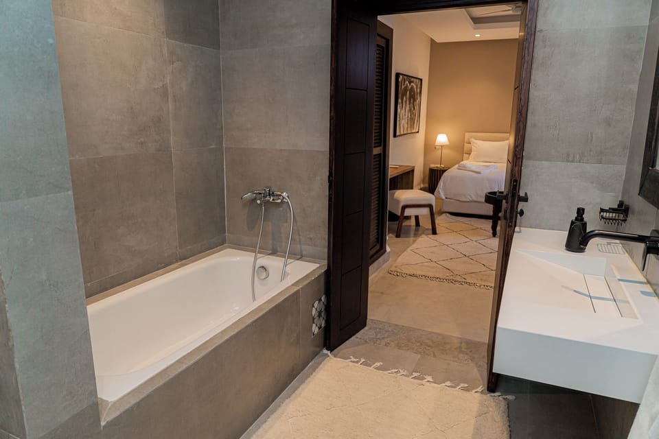 Deluxe Twin Room, Mobility Accessible, Non Smoking | Bathroom | Designer toiletries, hair dryer, towels, soap