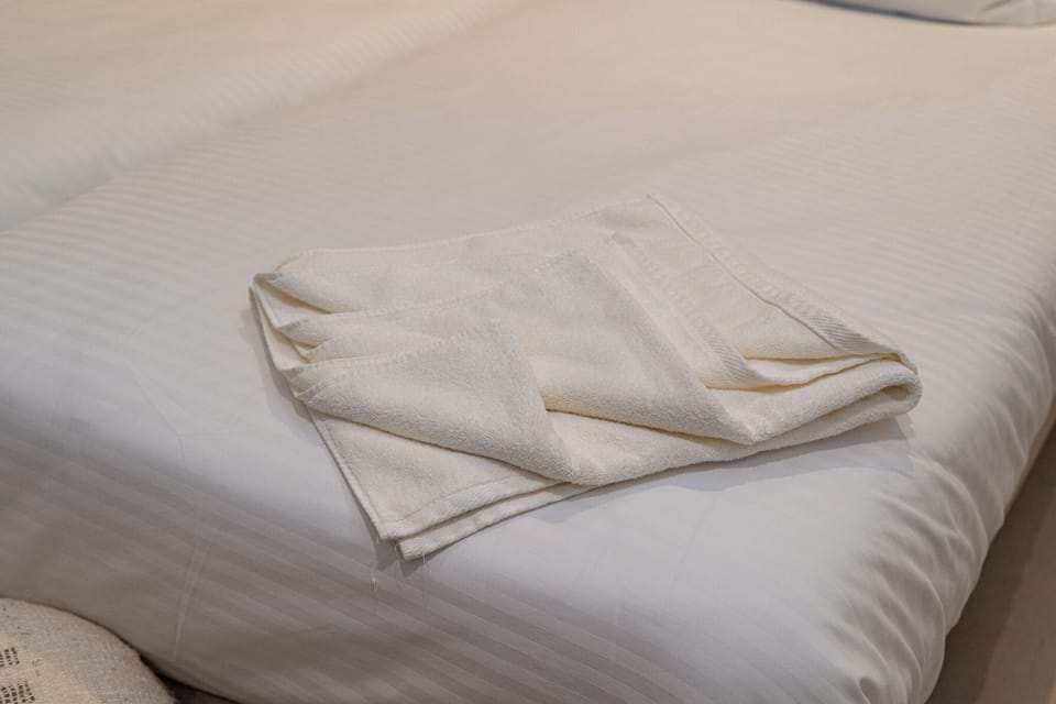 Basic Double or Twin Room, 1 Bedroom, Mobility Accessible | Select Comfort beds, in-room safe, desk, free WiFi