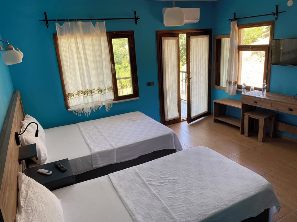 Standard Triple Room | Laptop workspace, soundproofing, free WiFi