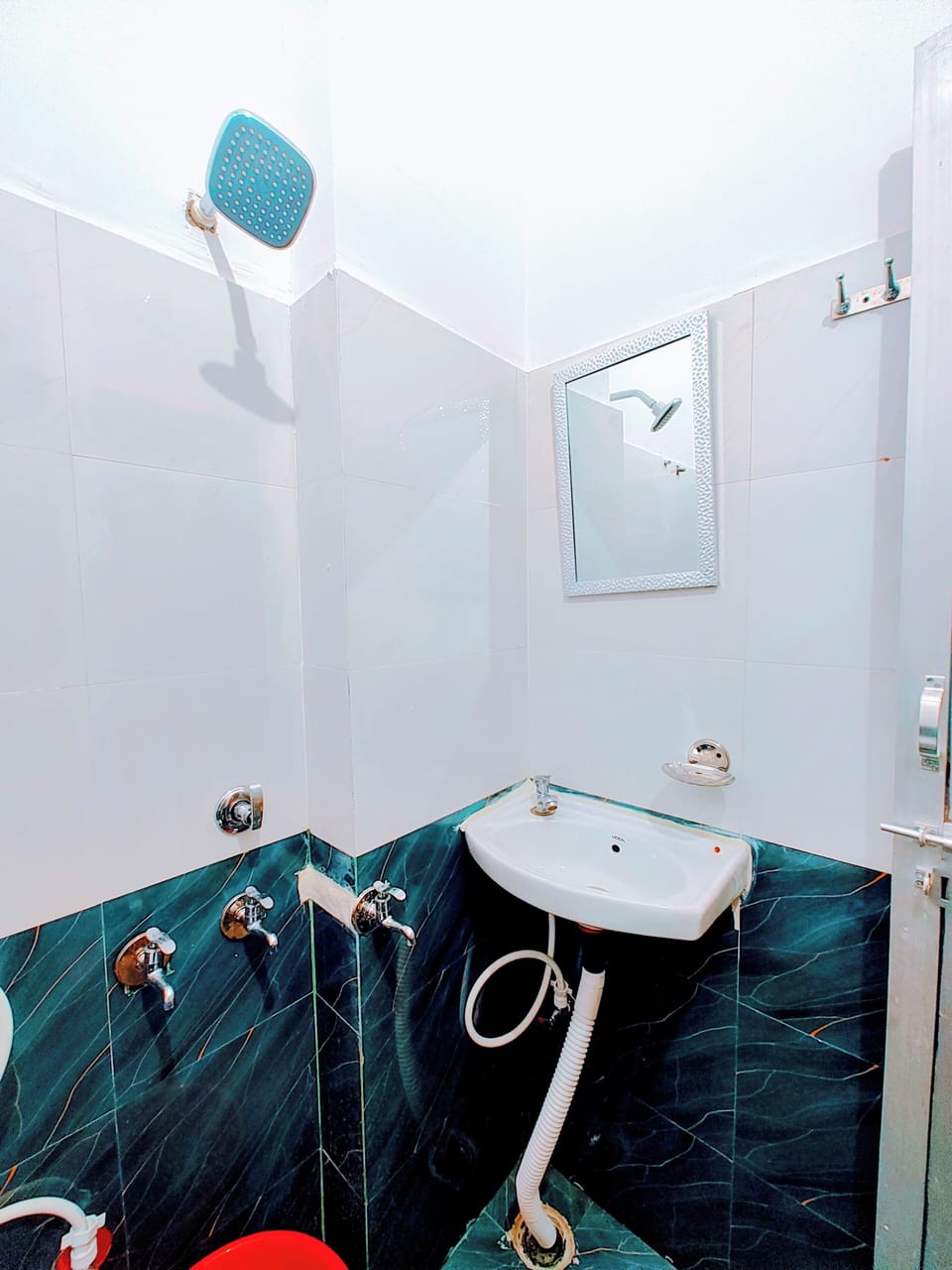 Classic Room | Bathroom | Free toiletries, slippers, towels, soap