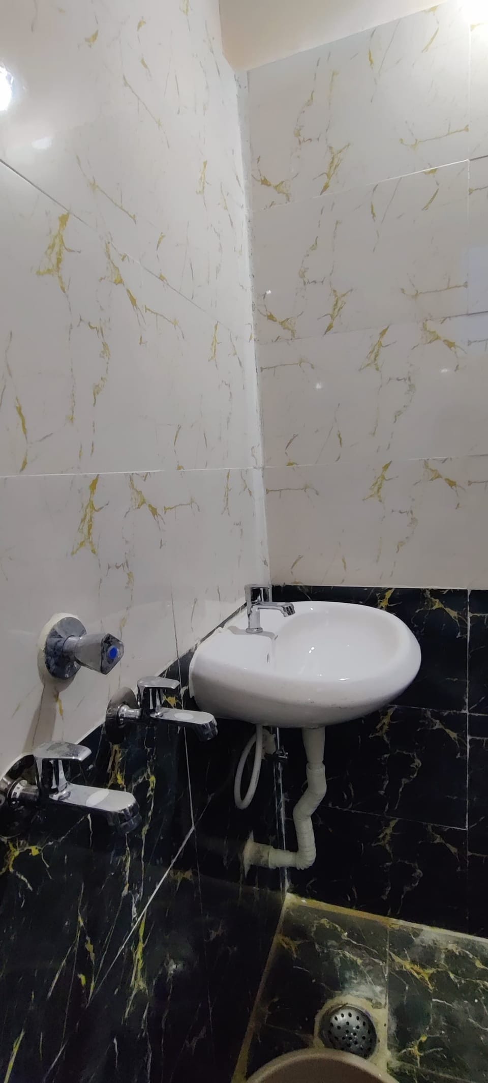 Classic Double Room | Bathroom | Shower, free toiletries, towels, soap