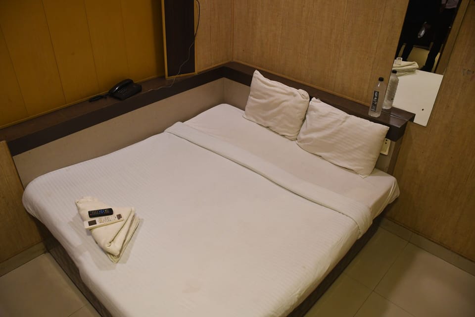 Superior Room, 1 Bedroom | Desk, laptop workspace, free WiFi