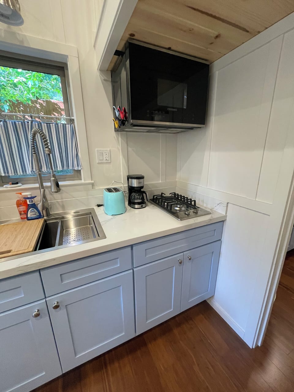 A Tiny full kitchen! 
