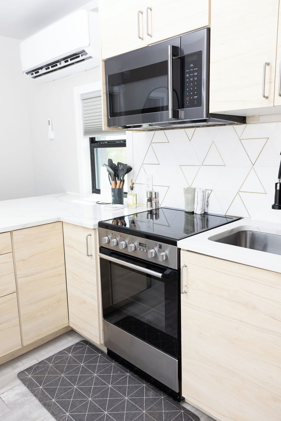 Economy Apartment, Kitchen | Microwave