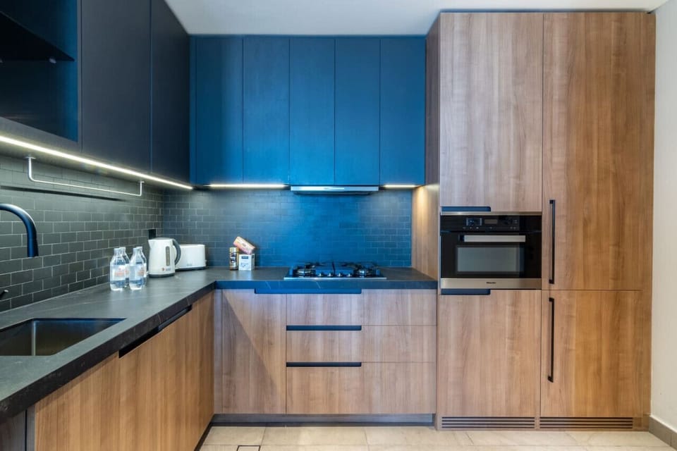 Gourmet Kitchen: Sleek design with modern appliances, perfect for culinary creations!