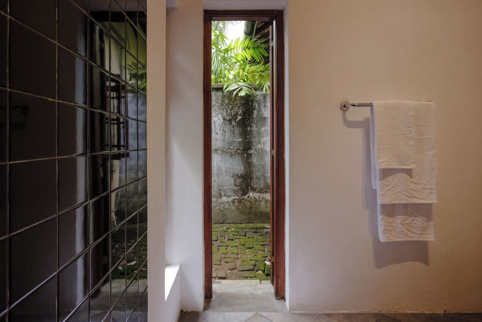 Deluxe Double Room | Bathroom | Shower, free toiletries, bidet, towels