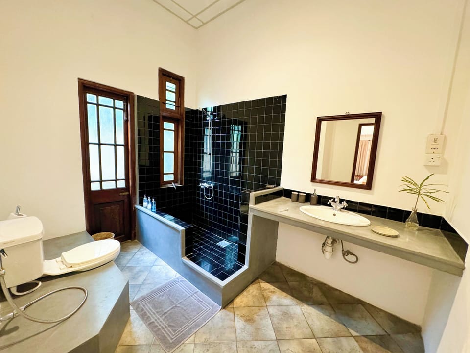 Premier Suite | Bathroom | Shower, free toiletries, bidet, towels