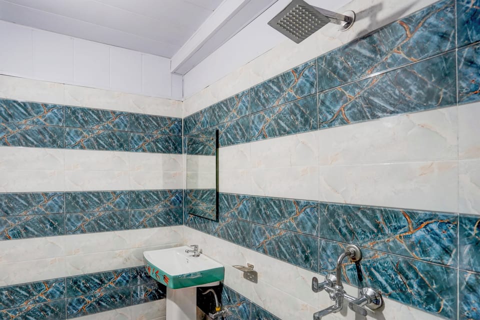 Deluxe Room, 1 Bedroom | Bathroom