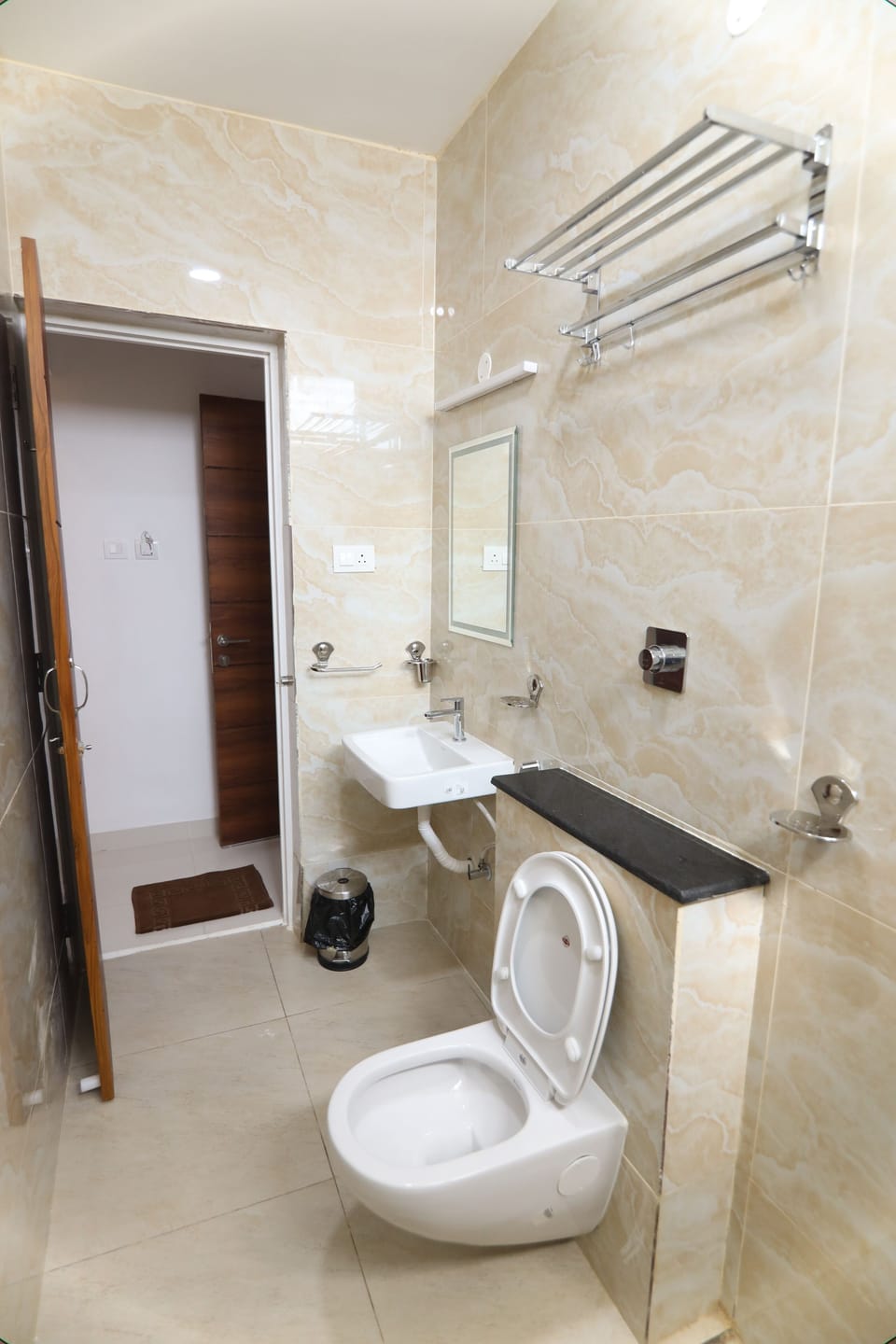 Deluxe Double Room, Sea View | Bathroom | Shower, rainfall showerhead, hair dryer, towels