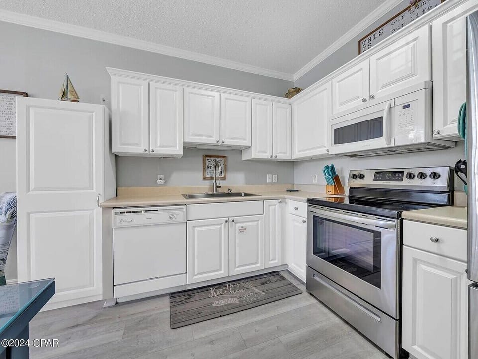 Full kitchen with separate coffee nook