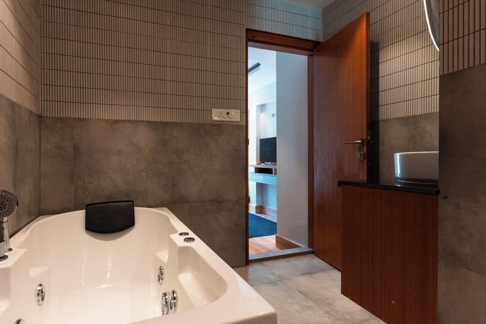 Honeymoon Double Room | Bathroom | Shower, soap, shampoo, toilet paper