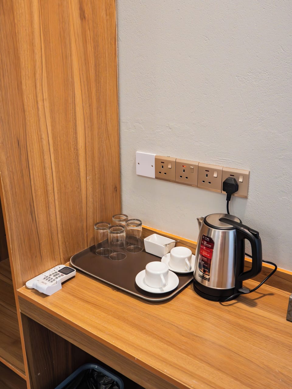 Desk, free WiFi