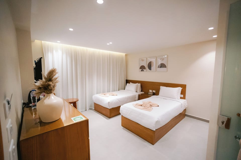 Deluxe Twin Room | Minibar, in-room safe, laptop workspace, blackout drapes