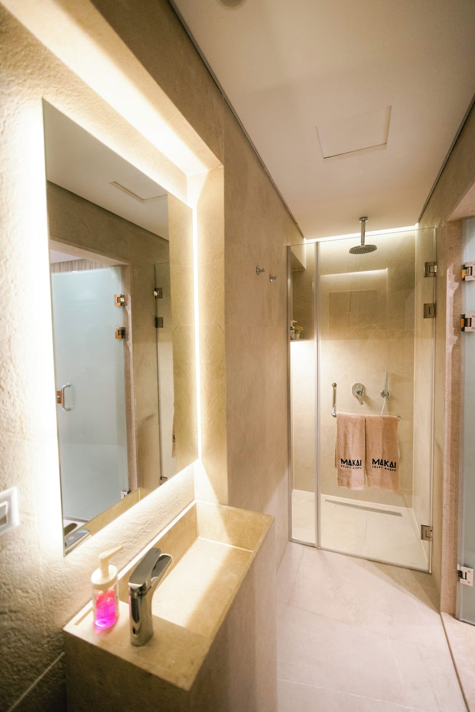 Deluxe Double Room, 1 Queen Bed | Bathroom shower