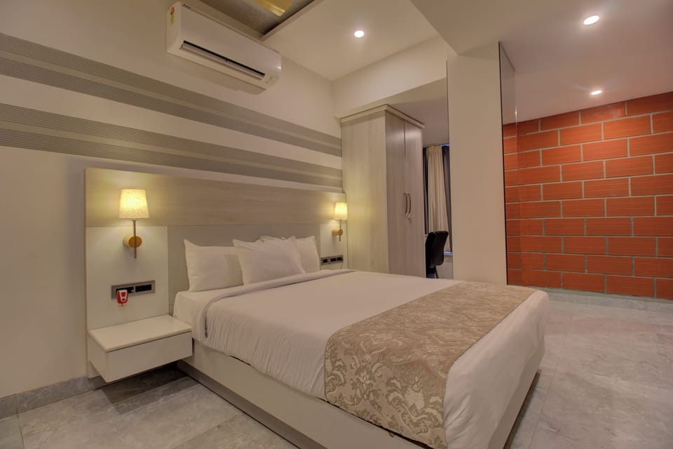 Deluxe Room, 1 Queen Bed, City View | Iron/ironing board, free WiFi