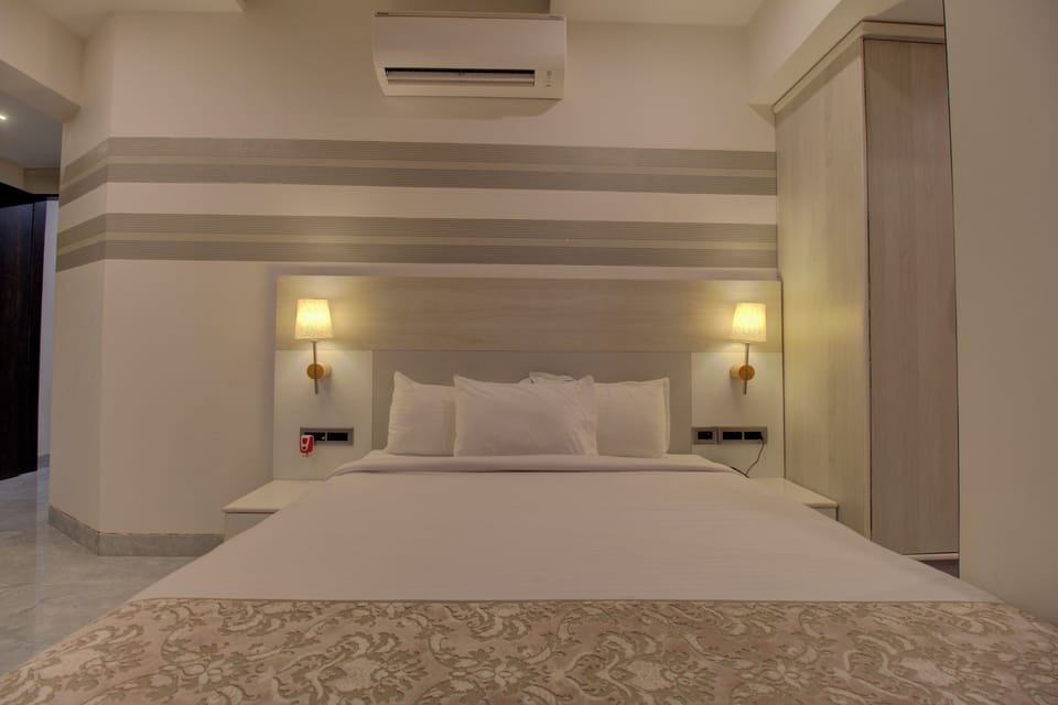 Deluxe Room, 1 Queen Bed, City View | Iron/ironing board, free WiFi