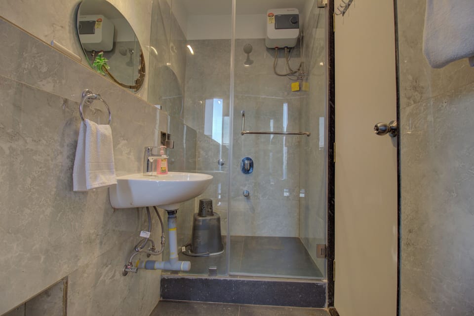 Deluxe Room, 1 Queen Bed, City View | Bathroom | Slippers