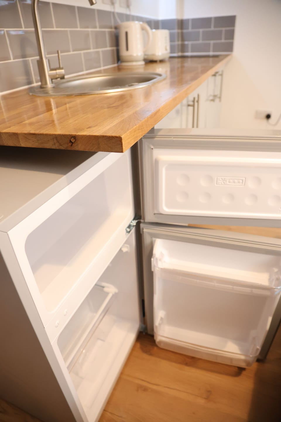 Deluxe Studio | Private kitchen | Electric kettle, toaster, cookware/dishes/utensils, freezer