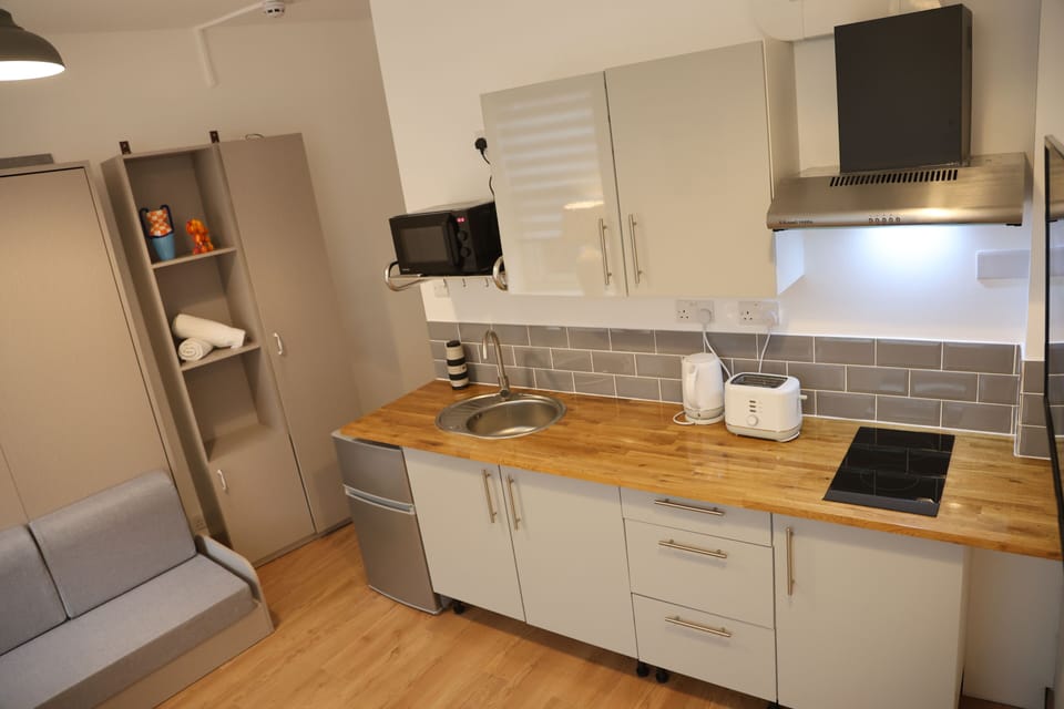 Deluxe Studio | Blackout drapes, free WiFi, bed sheets