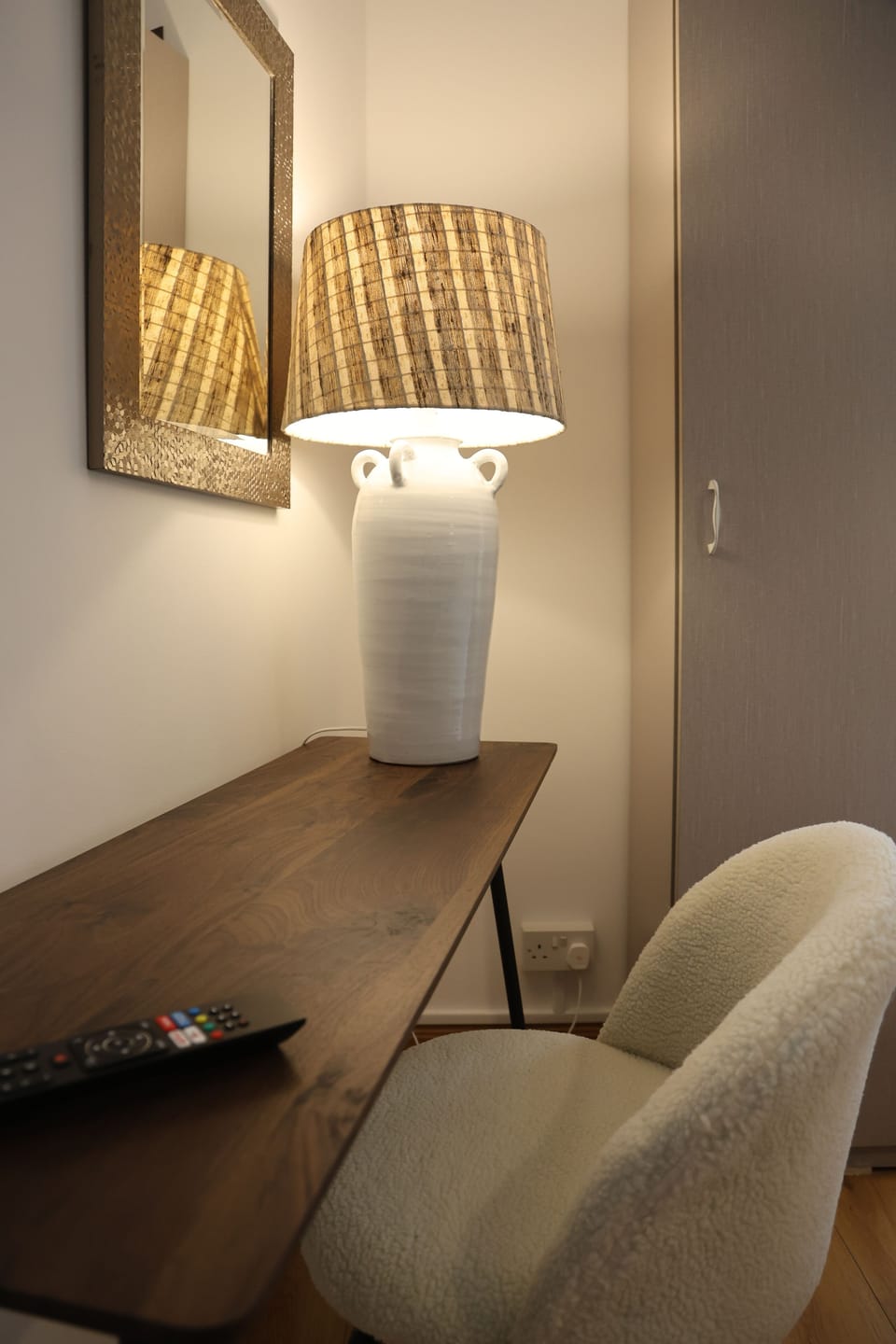 Deluxe Studio | Living area | Flat-screen TV