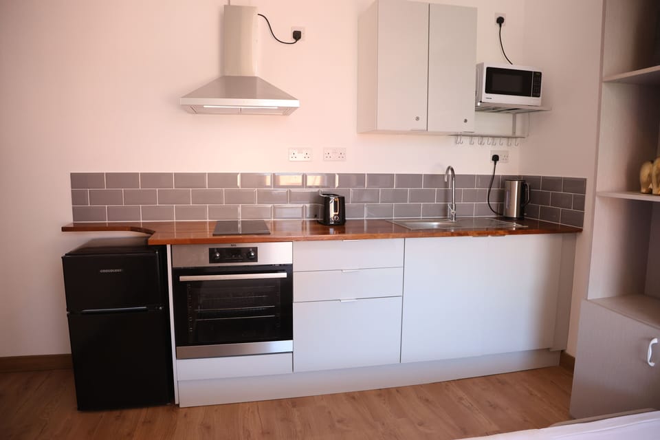 Deluxe Studio | Private kitchen | Electric kettle, toaster