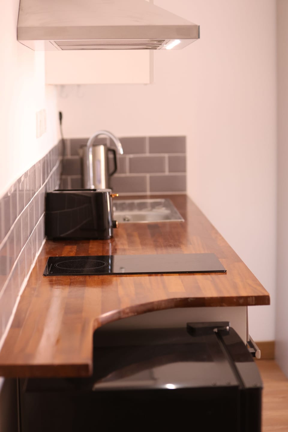 Deluxe Studio | Private kitchen | Electric kettle, toaster