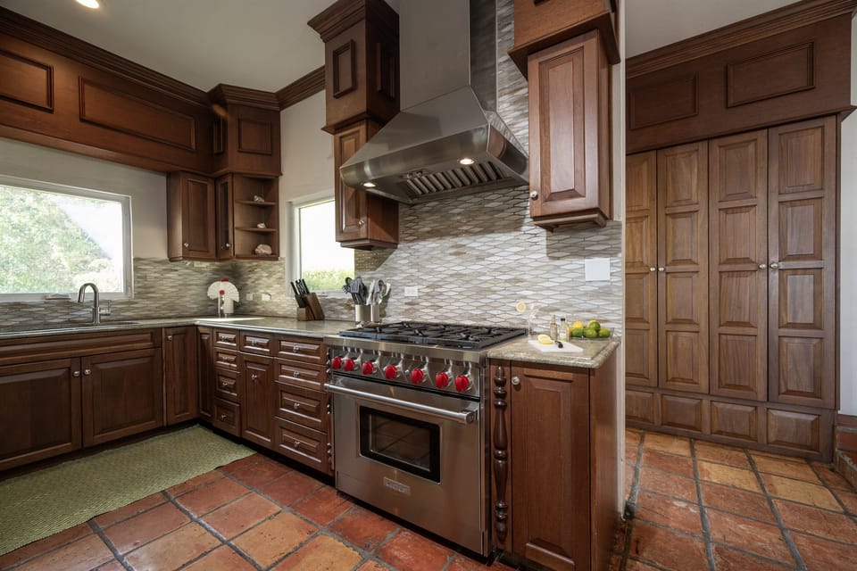 Gourmet kitchen with everything you need to prepare meals !