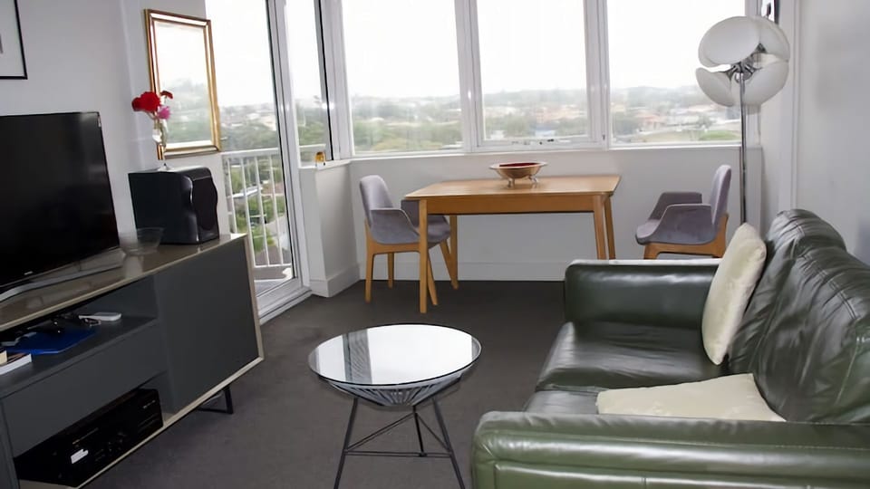 Relaxed living with a view. ✨ Make the most of this comfortable, sun-drenched space.