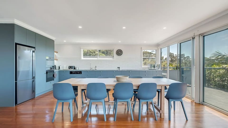 A cheerful space for breakfast, lunch, or dinner.