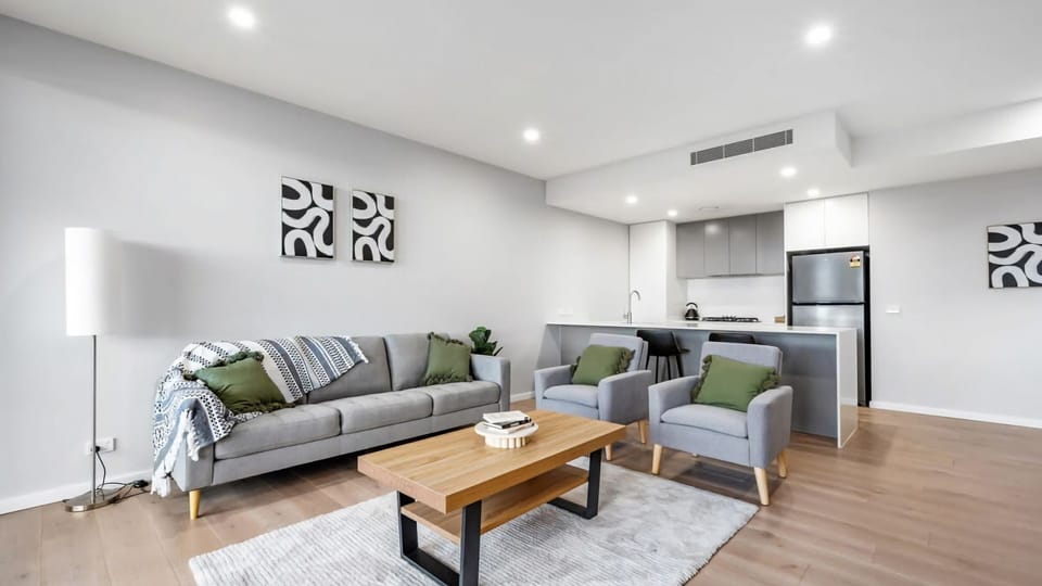 Spacious living room with a large sofa and TV, ideal for relaxing after a day out.