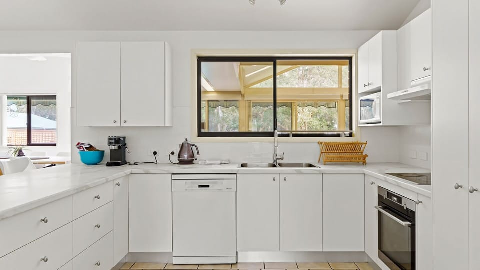 Cook up a storm in this bright, fully equipped kitchen corner