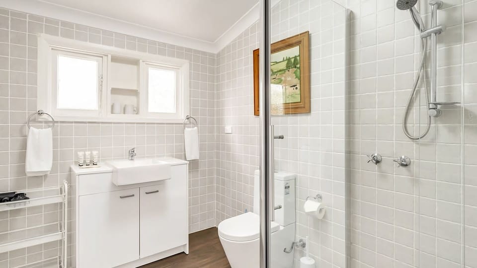 Modern bathroom goals: Clean design and elegance in every detail.