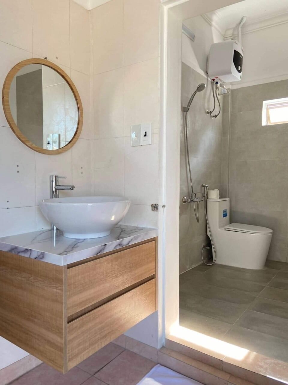 Deluxe Double Room, City View | Bathroom | Shower, free toiletries, hair dryer, slippers