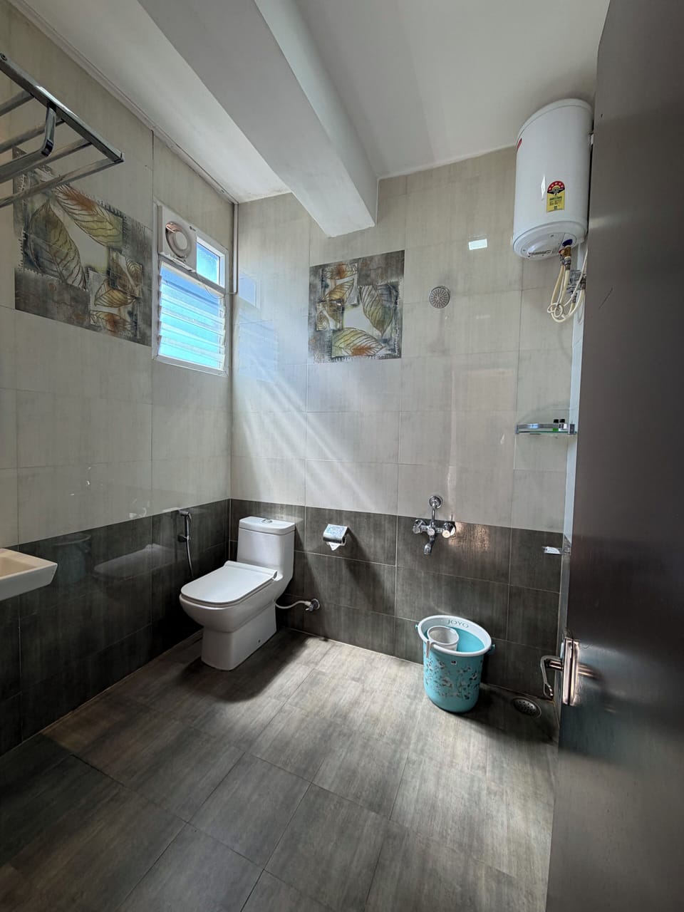 Deluxe Room, 1 King Bed, Valley View | Bathroom | Shower, hair dryer, towels, soap