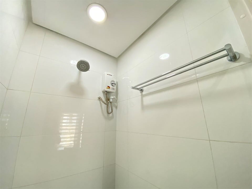 Separate tub and shower, free toiletries, bidet, towels