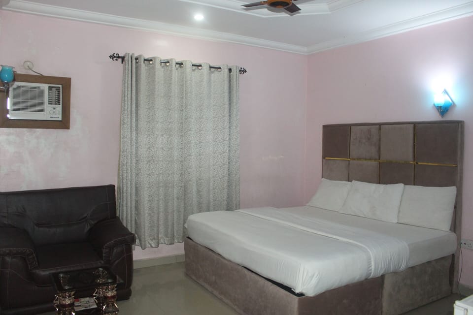Executive Suite | 1 bedroom, desk